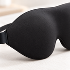 Gros plan sur la mousse et les coques 3D du masque de sommeil noir MOLLA Paris