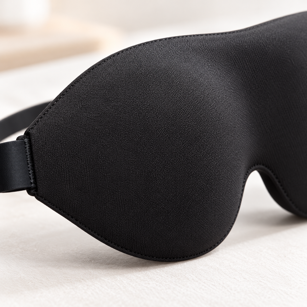 Gros plan sur la mousse et les coques 3D du masque de sommeil noir MOLLA Paris