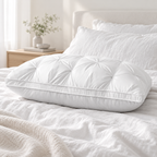Oreiller Nuage MOLLA Paris posé sur un lit blanc, chambre scandinave