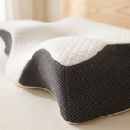Gros plan sur la housse matelassée et la maille respirante de l'Oreiller Papillon