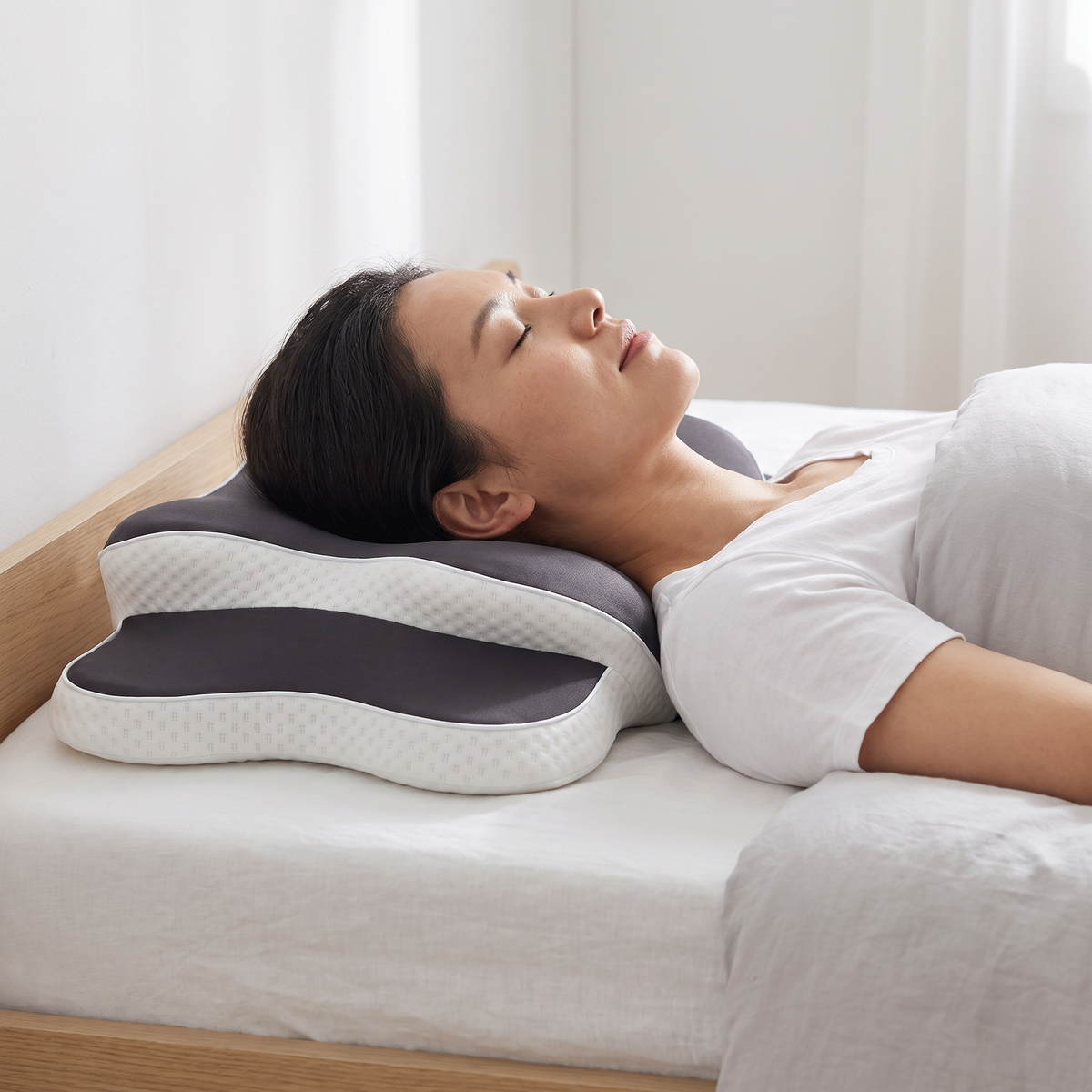 Femme endormie sur le dos sur l'Oreiller Ergonomique Réglable MOLLA Paris