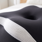 Gros plan sur la mousse et la bordure respirante de l'Oreiller Ergonomique Réglable