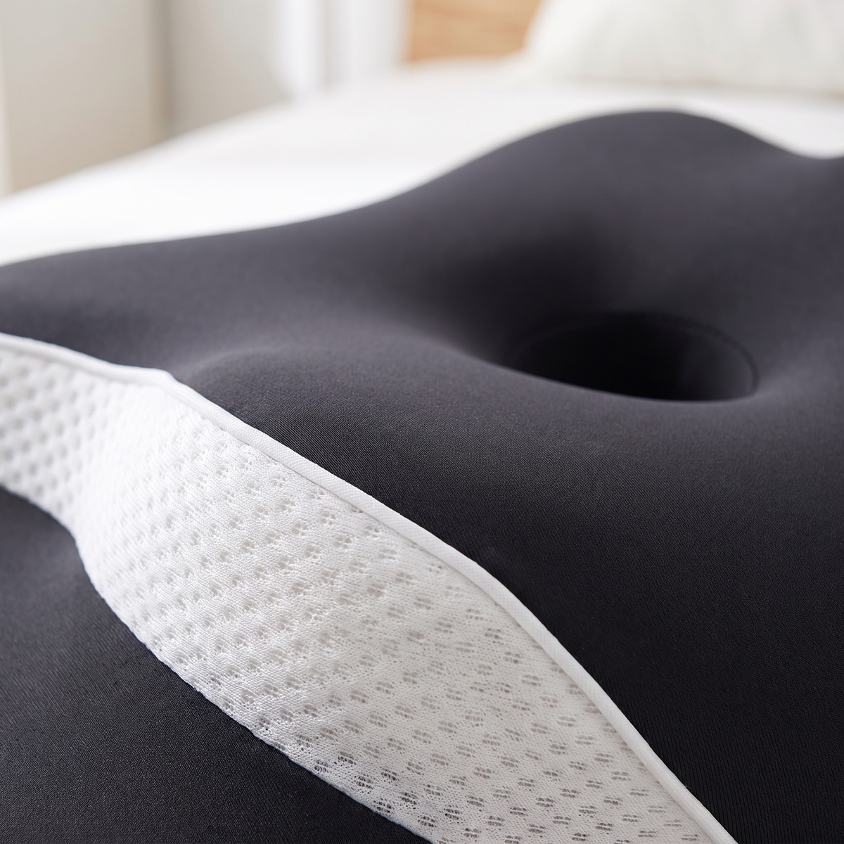 Gros plan sur la mousse et la bordure respirante de l'Oreiller Ergonomique Réglable